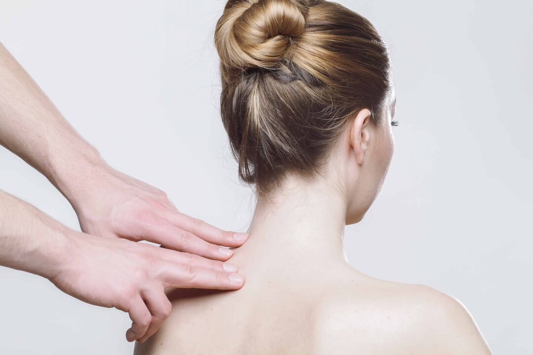 Ārsts pacientam diagnosticē mugurkaula krūšu osteohondrozi